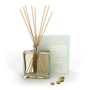 cardamom_amber_resin-intensely-scented-organic-room-diffuser-red-flower-02_4