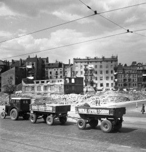 Clearing_rubble,_Hamburg_Germany_1950