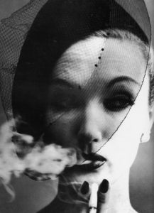 Lisa Fonssagrives, Photo Irving Penn smoking
