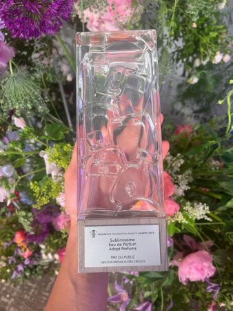 Bérénice Watteau of DSM-Firmenich holding her Fragrance Foundation Award 2023 Sublissme Eau De Parfum